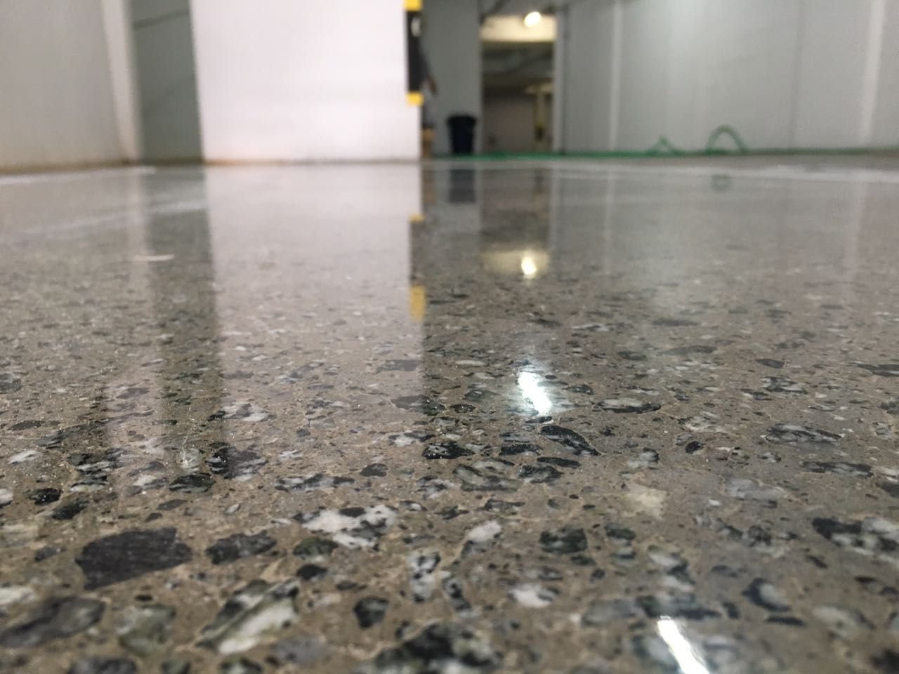 Polimento e lapidação de concreto de alta qualidade, durabilidade e beleza.