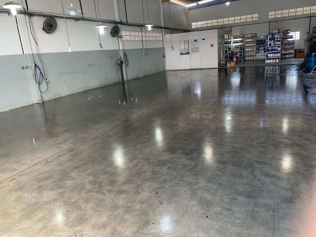 Concreto polido industrial com acabamento brilhante e superfície resistente