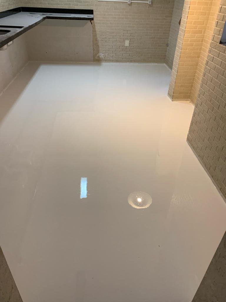 Piso epóxi branco com acabamento brilhante em área interna ampla