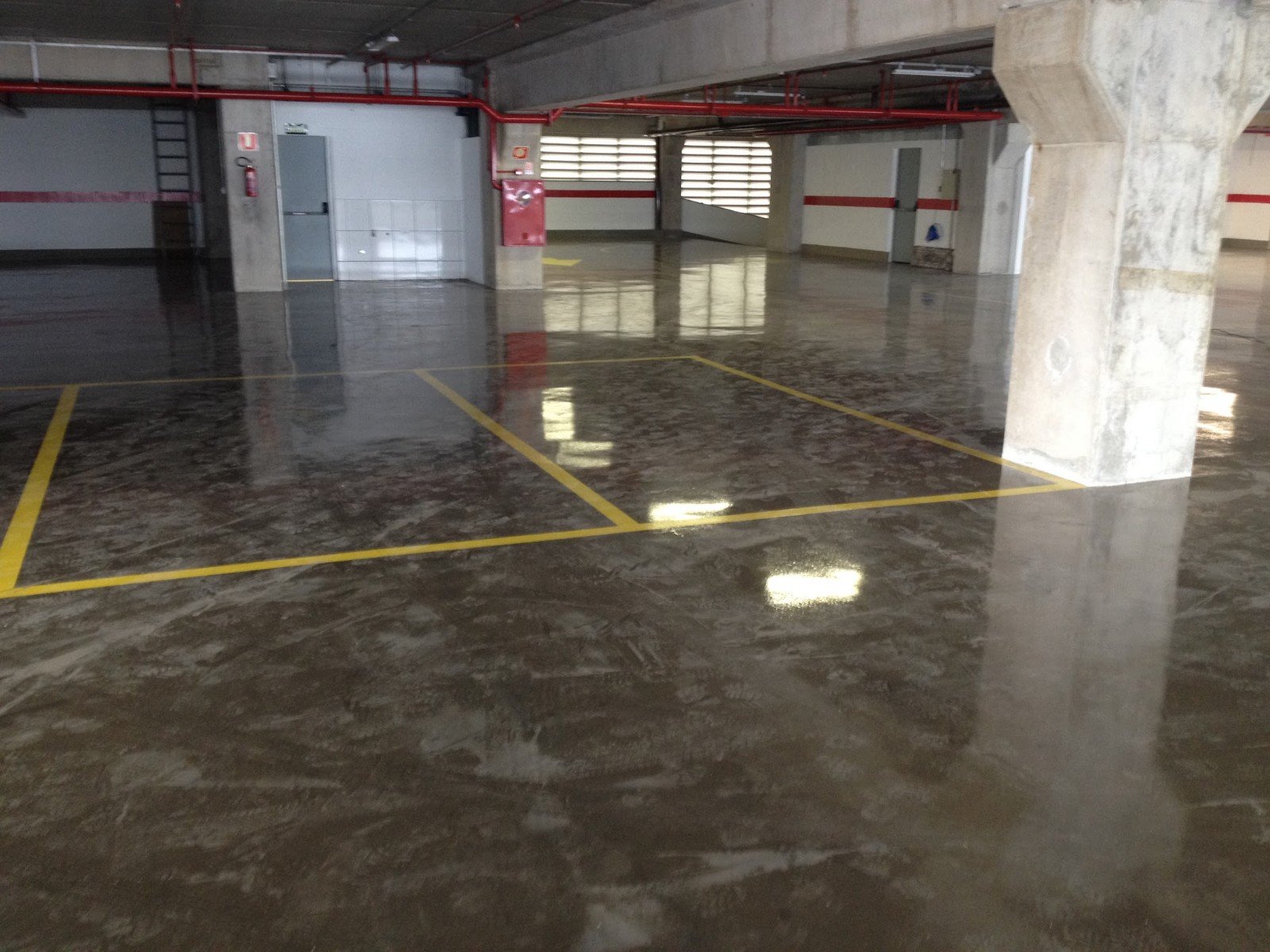 Concreto polido industrial com acabamento brilhante e superfície resistente