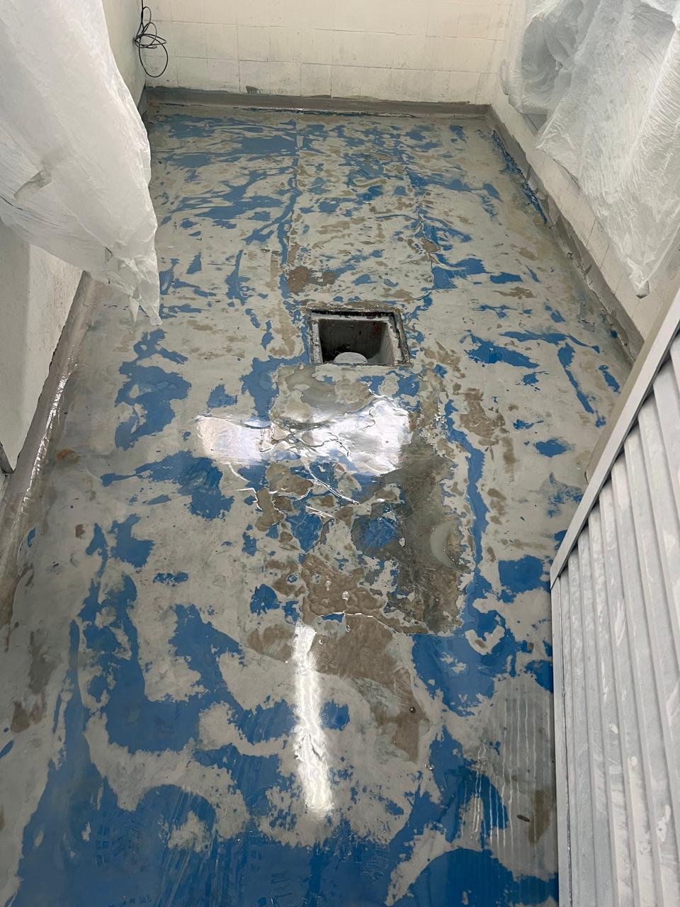 Concretagem de piso industrial com caminhão betoneira e equipe técnica em obra