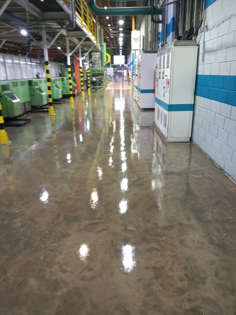 Concreto polido industrial com acabamento brilhante e superfície resistente