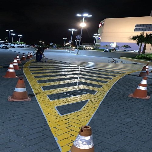 Demarcação de piso para estacionamento com faixas de segurança e área sinalizada