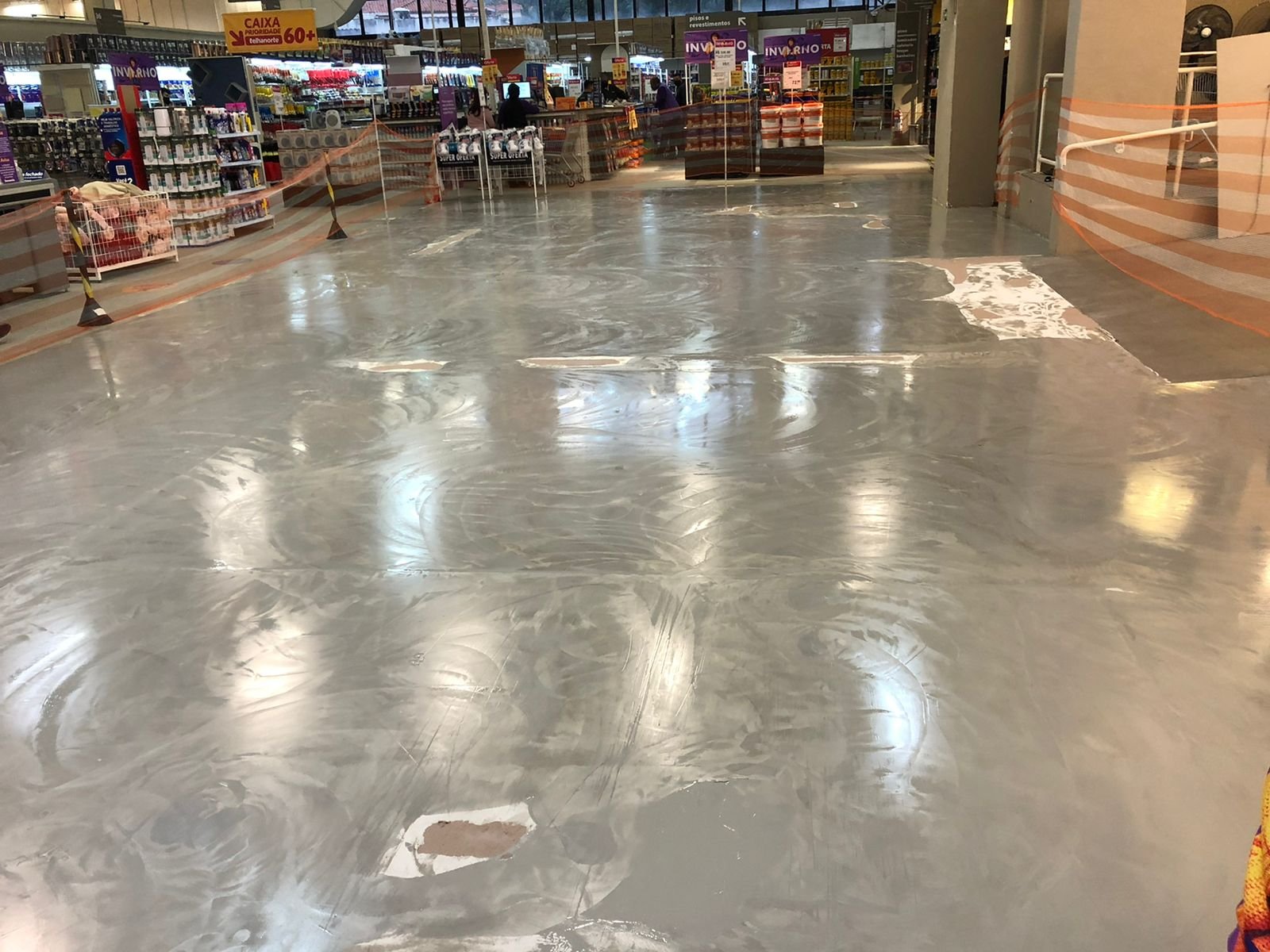 Concreto polido industrial com acabamento brilhante e superfície resistente