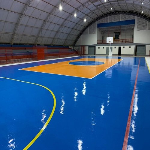 Pintura de quadra poliesportiva com acabamento brilhante em azul e laranja