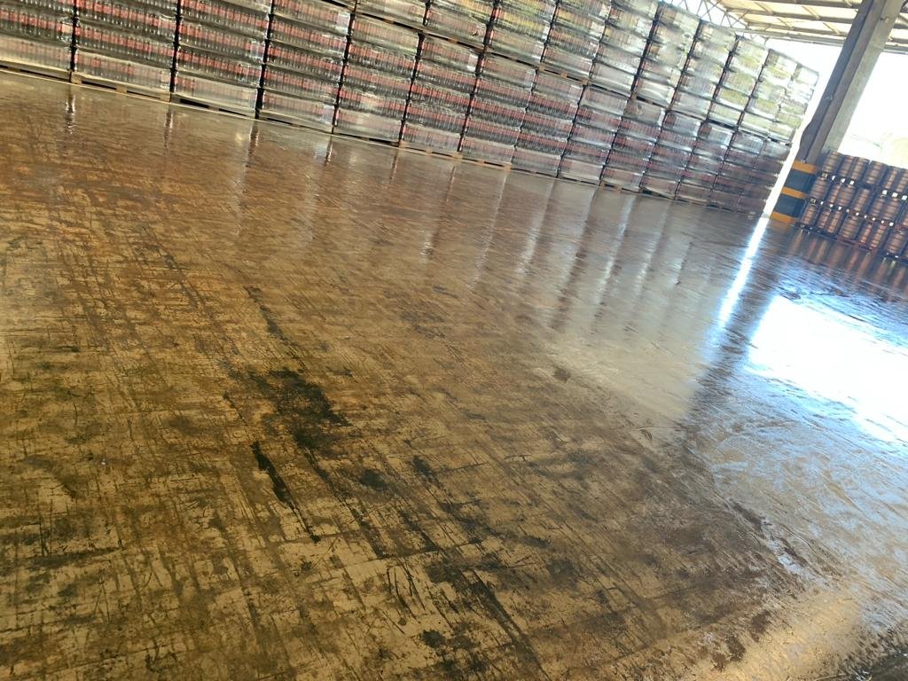 Concreto polido industrial com acabamento brilhante e superfície resistente