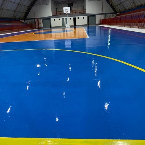 Pintura de quadra poliesportiva com acabamento brilhante em azul e laranja