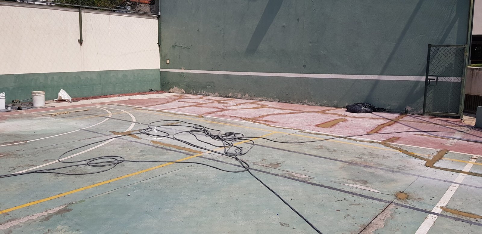 Repintura de quadra desgastada