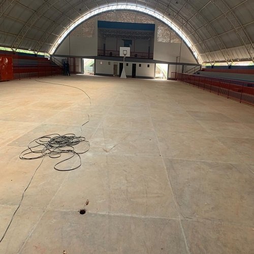 Demarcação de piso em estacionamento externo com faixas amarelas e área de circulação