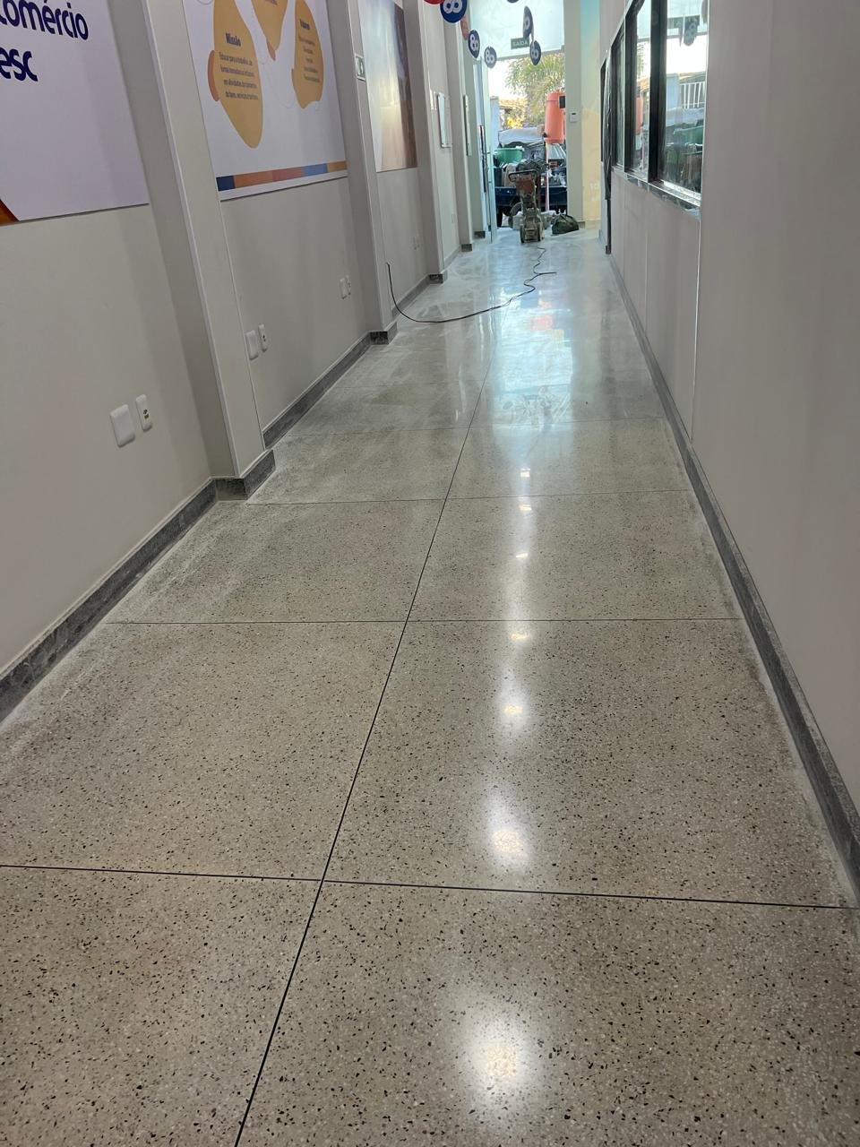 Piso de granilite com acabamento polido e agregados aparentes