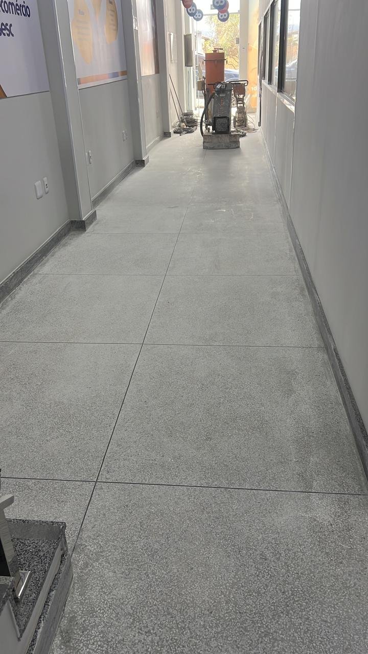 Piso de granilite aplicado em área de circulação