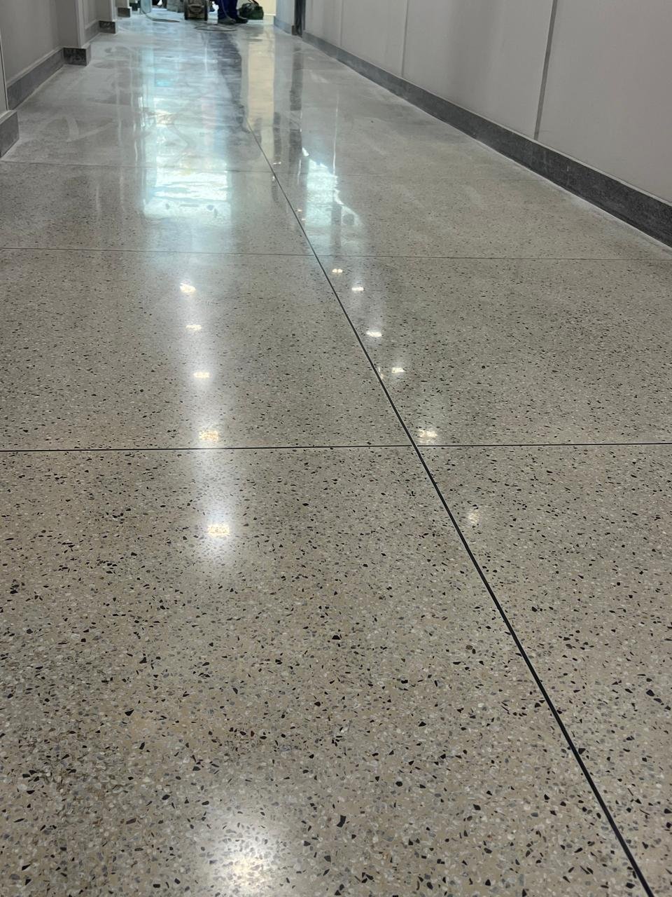 Piso de granilite em área de circulação