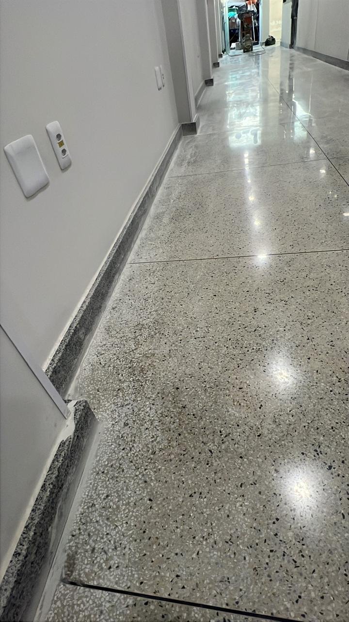 Piso de granilite polido e revitalizado
