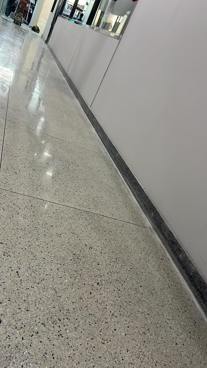 Detalhe de piso de granilite revitalizado