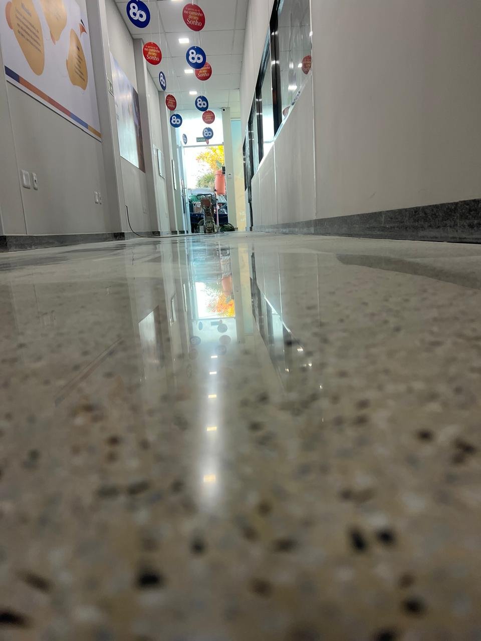 Piso de granilite com acabamento polido