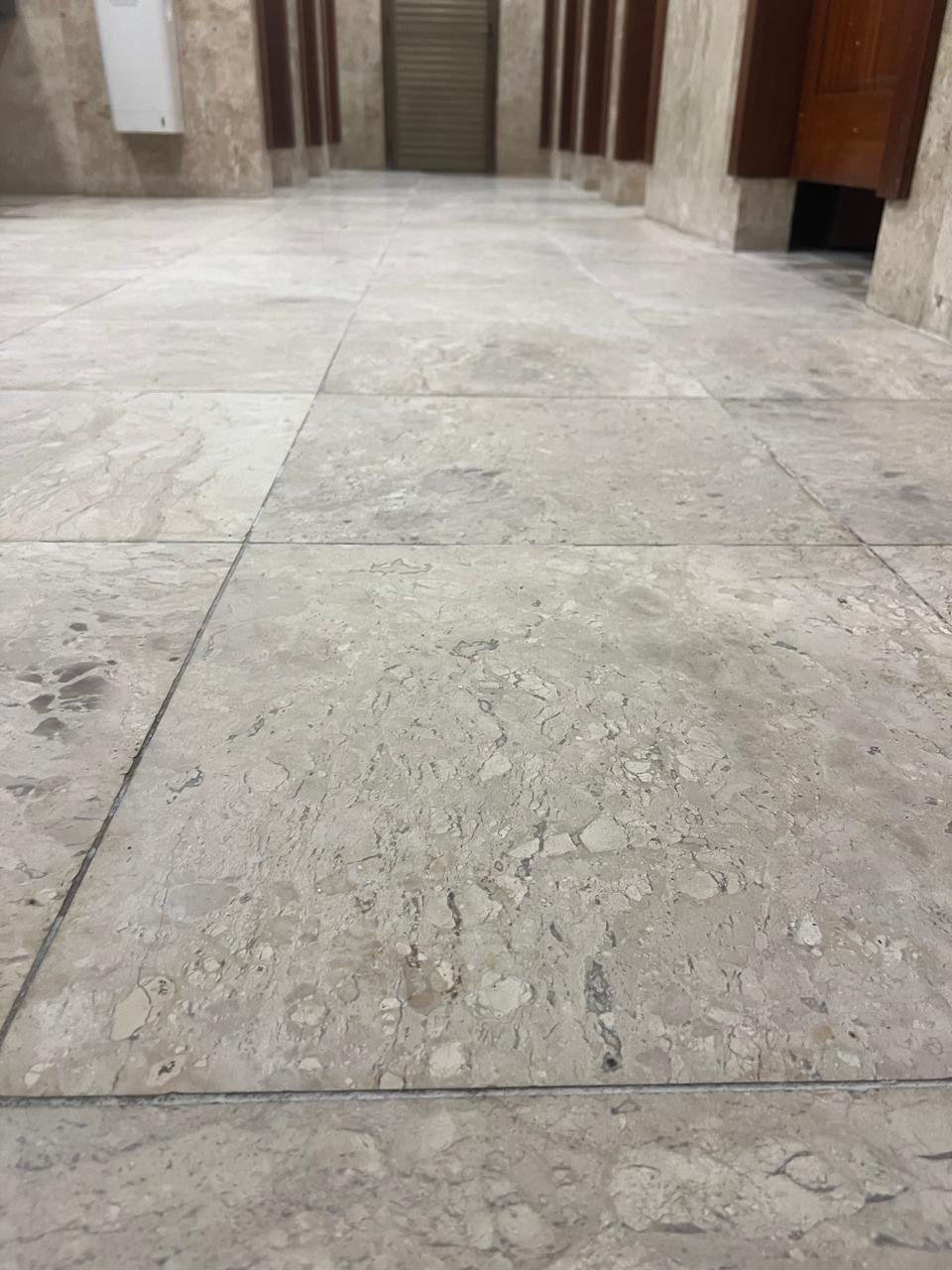 Superfície de concreto desgastada antes da lapidação