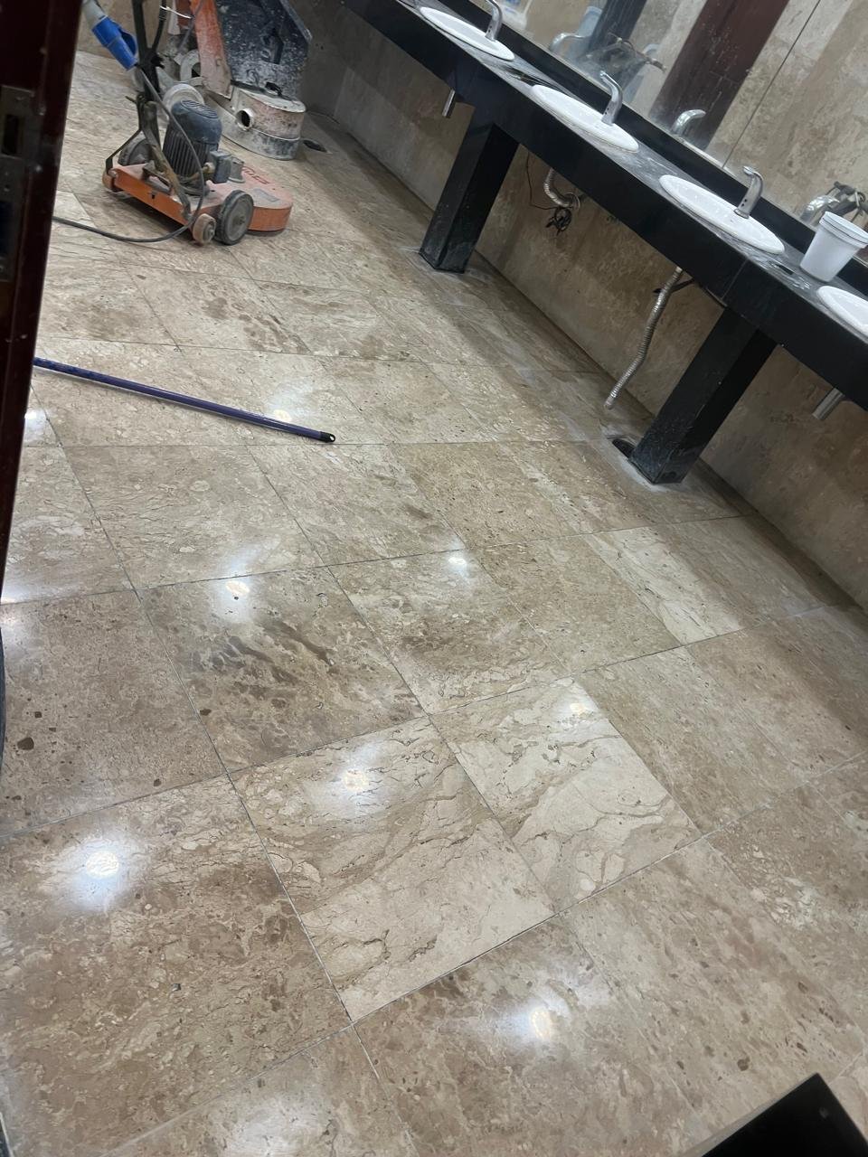 Piso de mármore após processo de lapidação e polimento