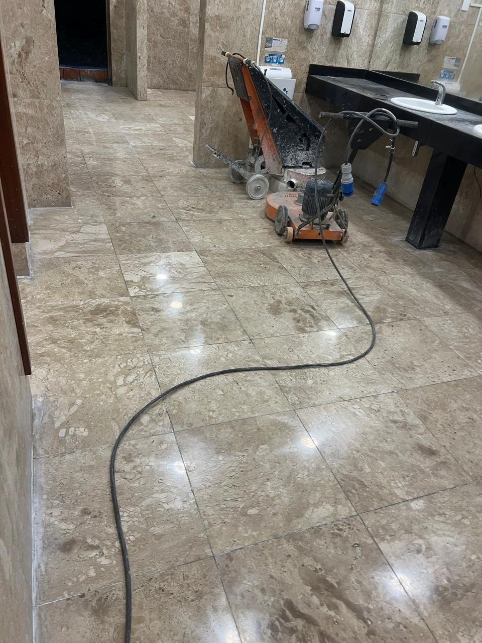 Piso de mármore em preparação para lapidação