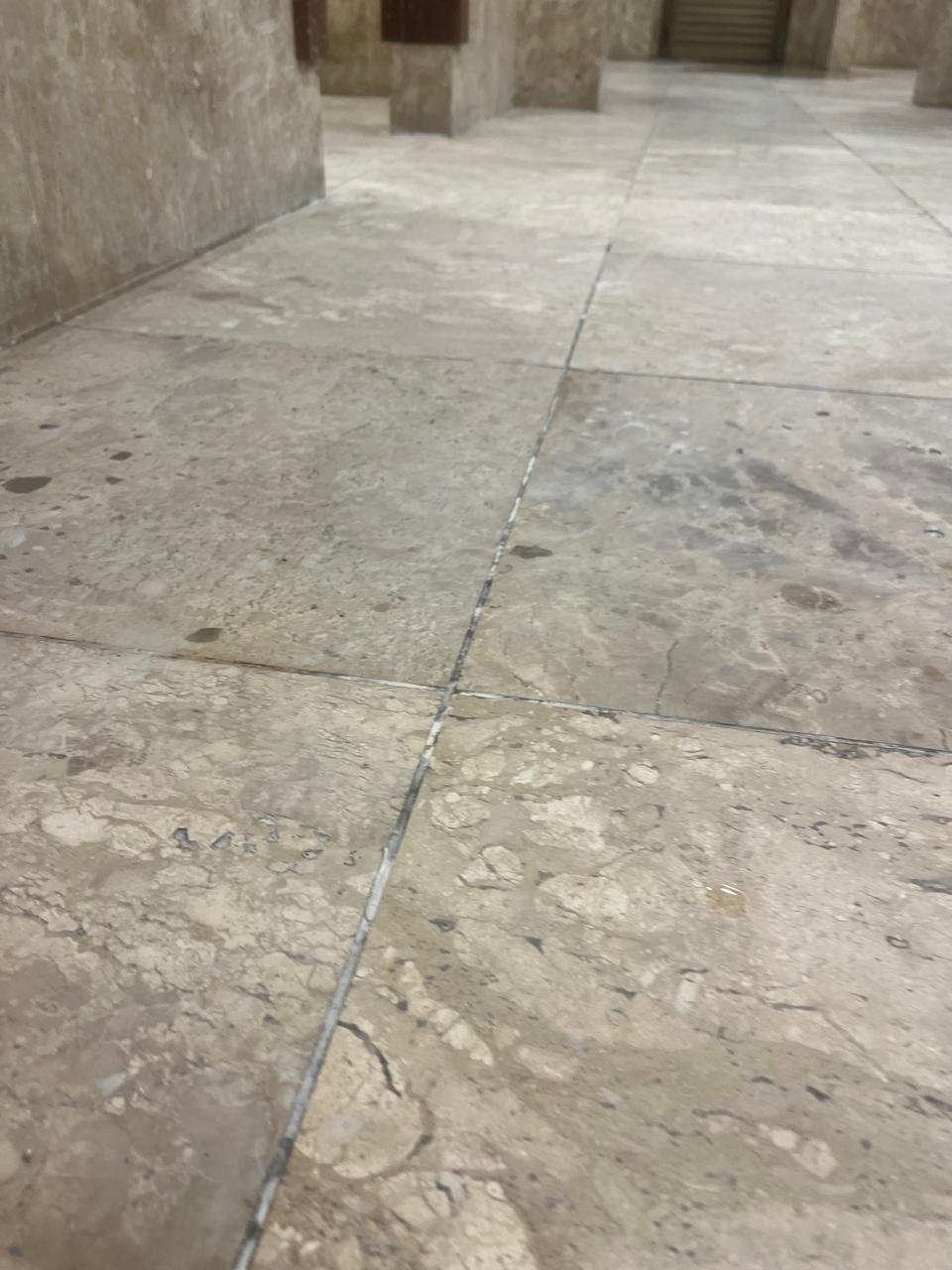 Piso de mármore com riscos antes da recuperação