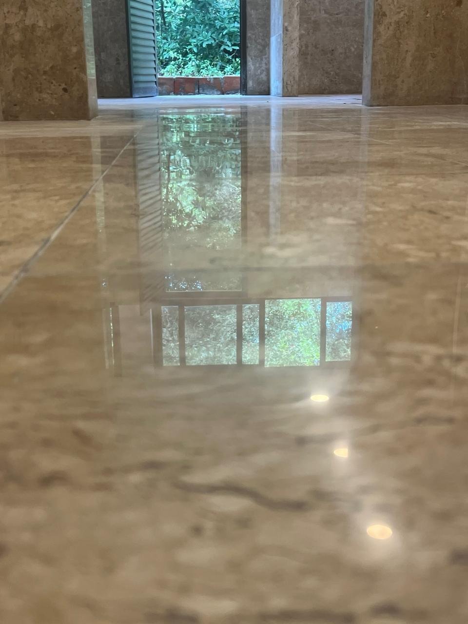 Piso de mármore após processo de lapidação e polimento