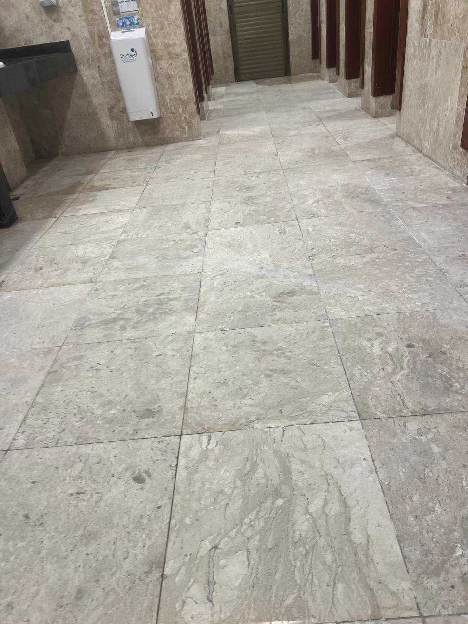 Piso de mármore com manchas e perda de acabamento