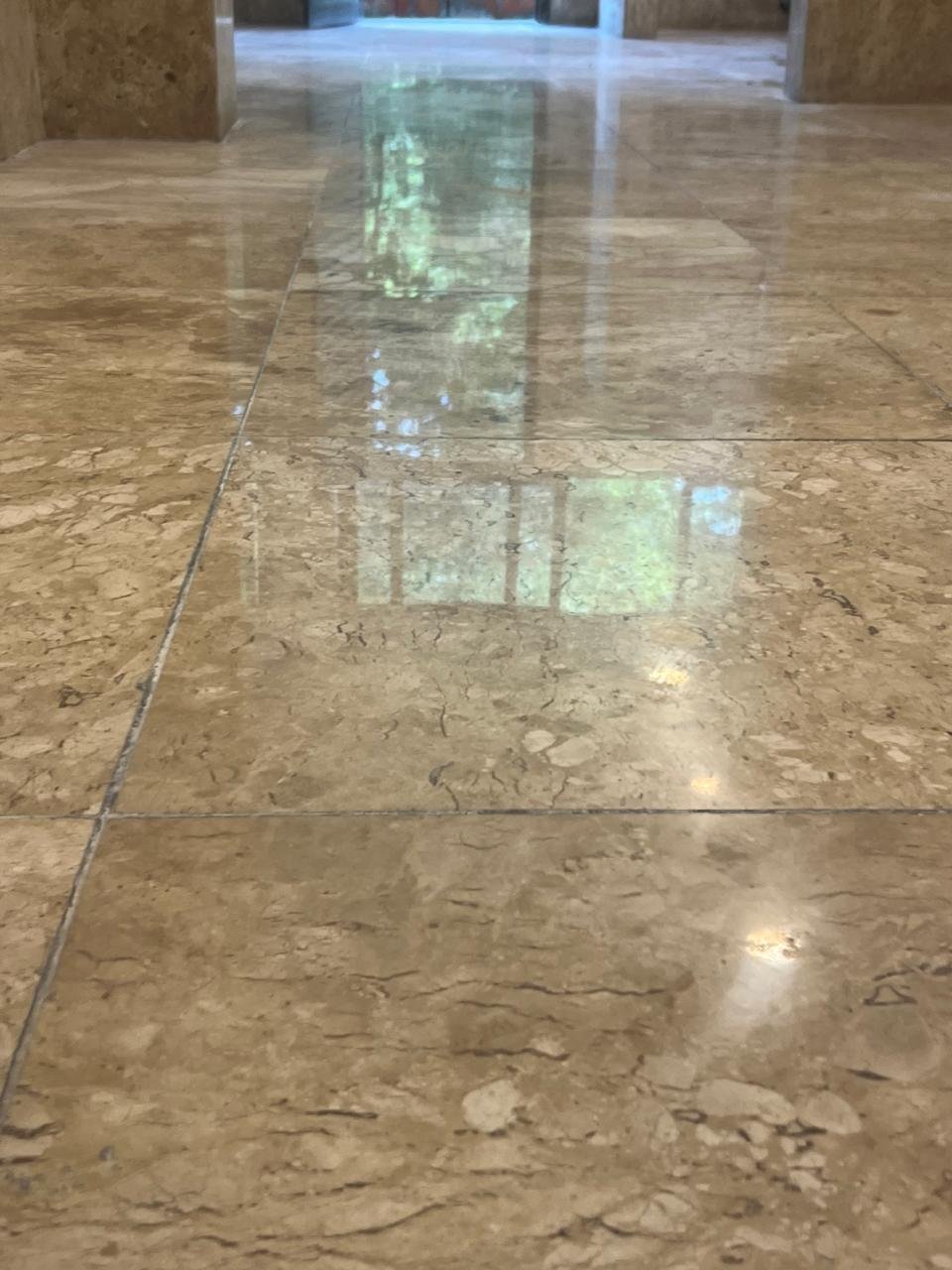 Placas de mármore niveladas após lapidação