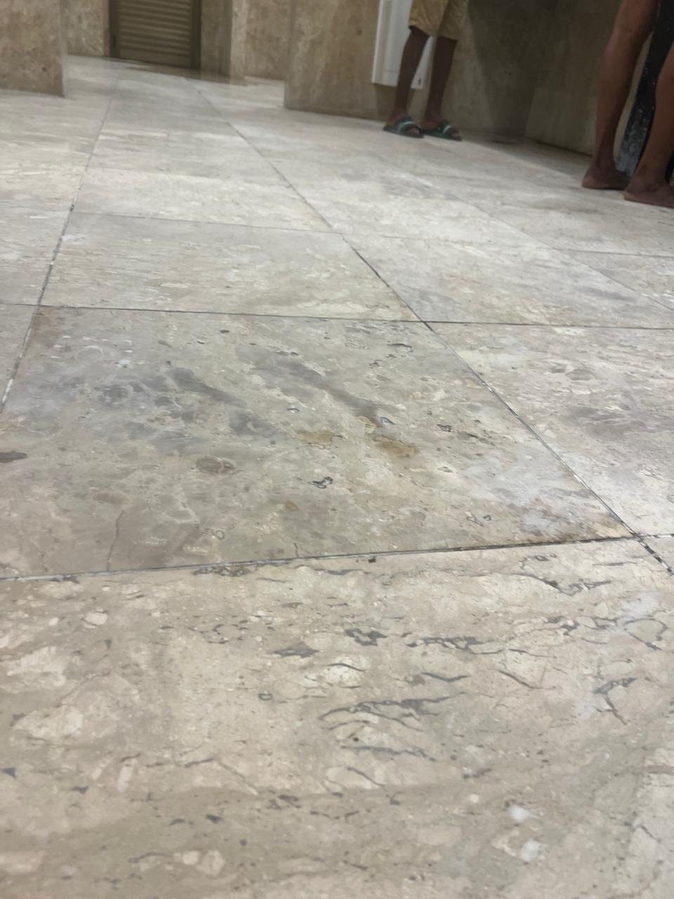 Piso de mármore antes do desbaste e nivelamento