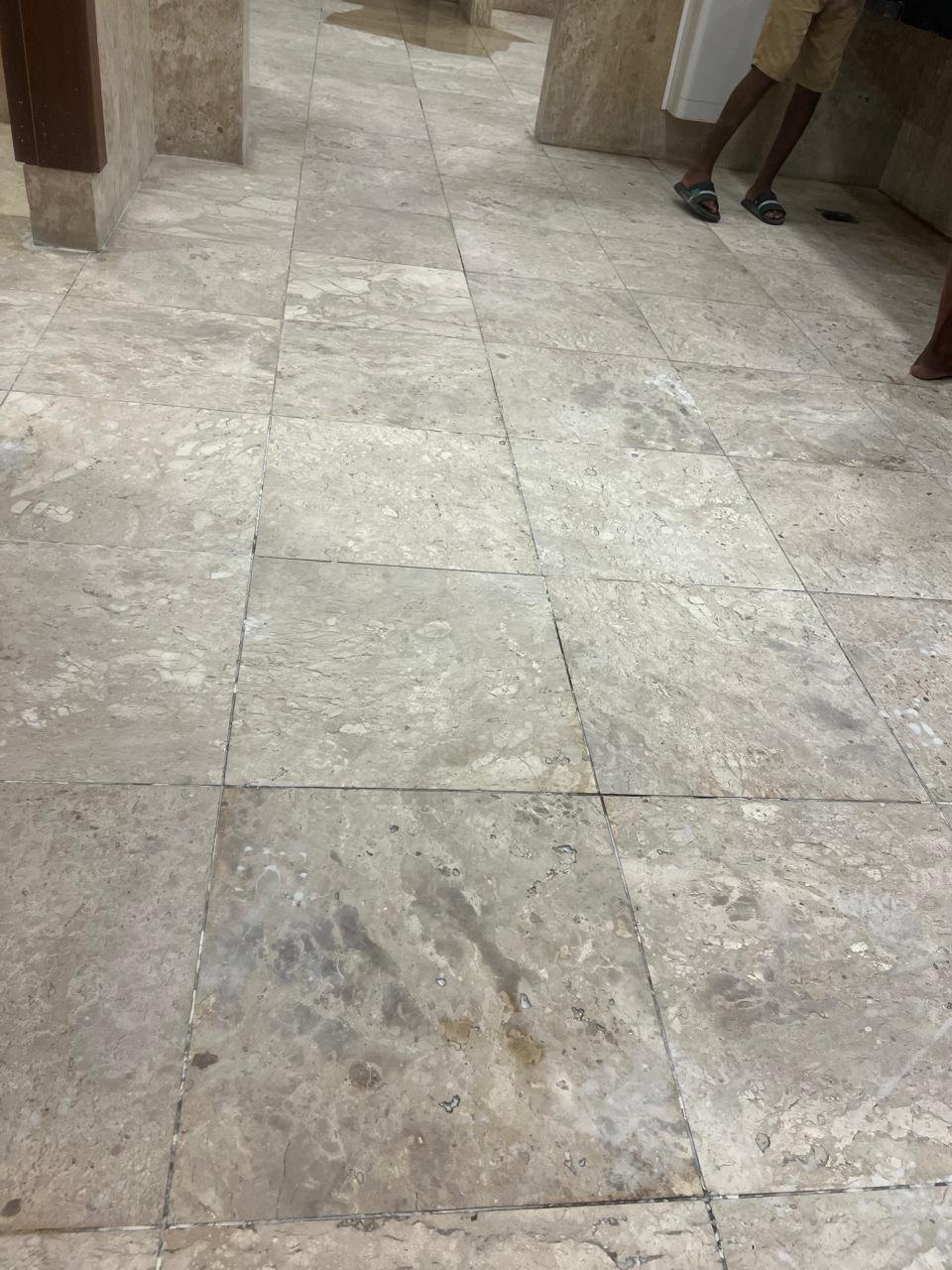 Piso de mármore desgastado antes da lapidação