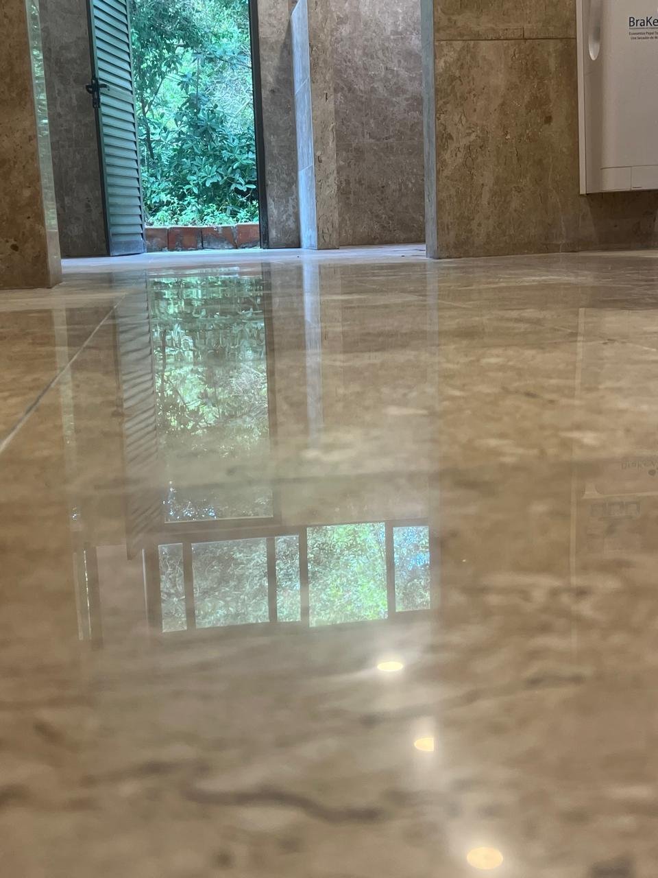 Piso de mármore com superfície recuperada