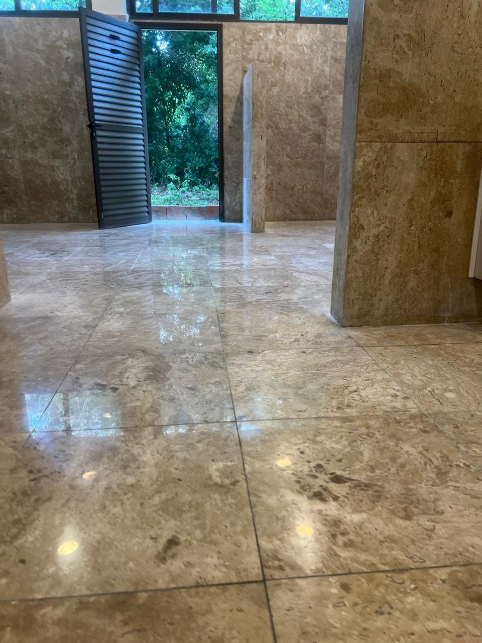 Piso de mármore após lapidação e polimento em Salvador